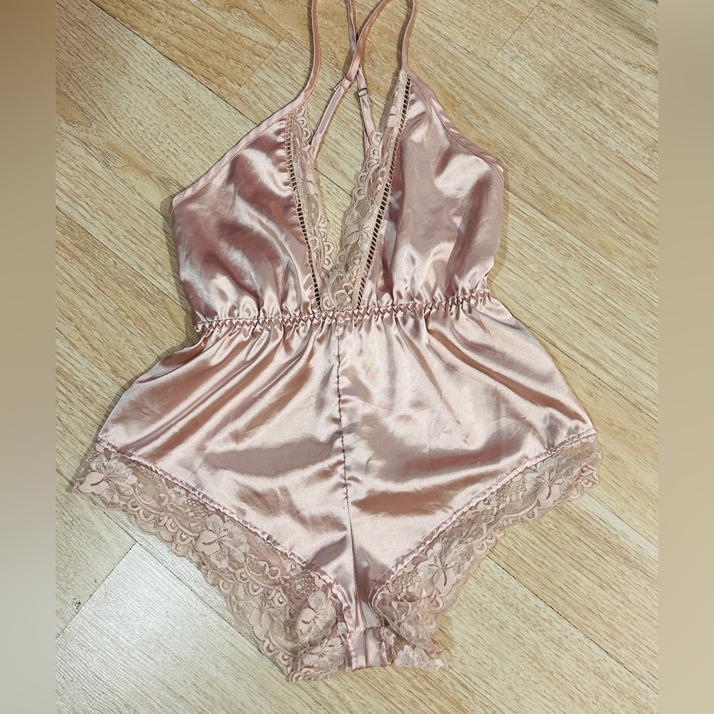 Elegant Lace Trim Satin Chemise
